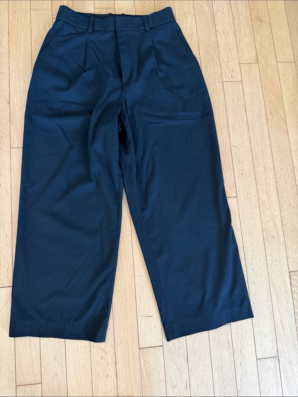 Uniqlo black wide leg front pleat capris